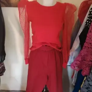 piros felső különleges megoldásu ujjal l méret