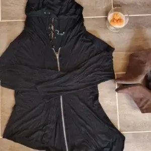 vékony anyagú aszimmetrikus kapucnis pulcsi m méret