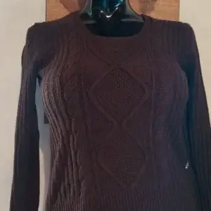 Cropp típusú kötött pulóver csokoládé barna színben S/M méret