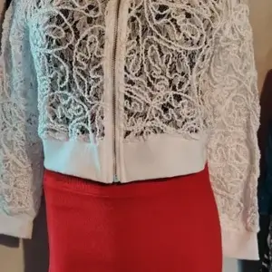 Fehér csipkés női cipzáras felső S méret