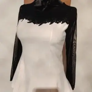 Fehér lefelé bővülő necc betétes felső S méret fabbricato in italia